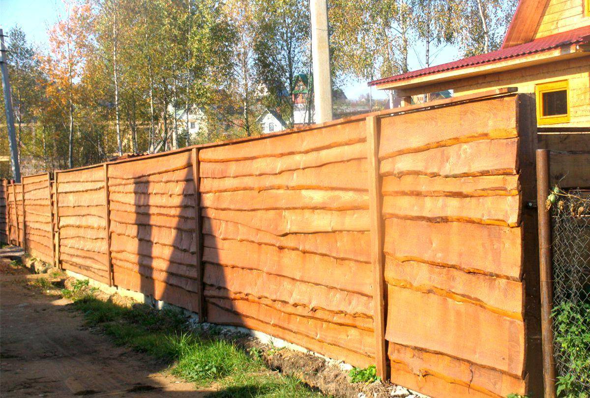 Забор из необрезной доски: строительство своими руками