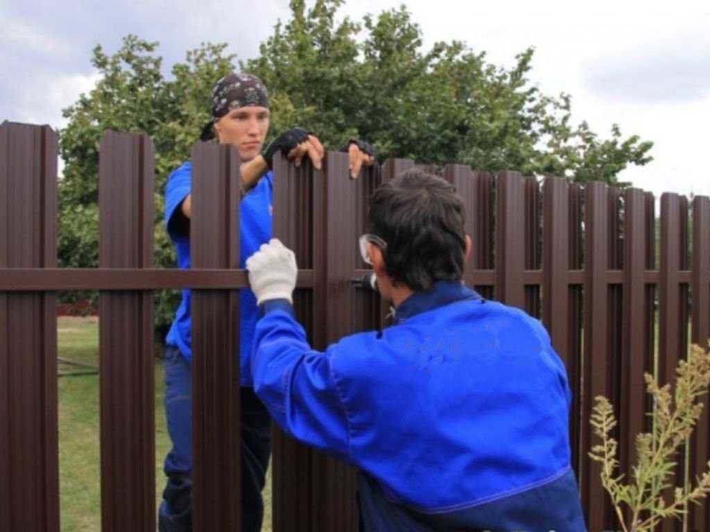 Как построить забор из профлиста своими руками - пошаговая инструкция для домашнего мастера