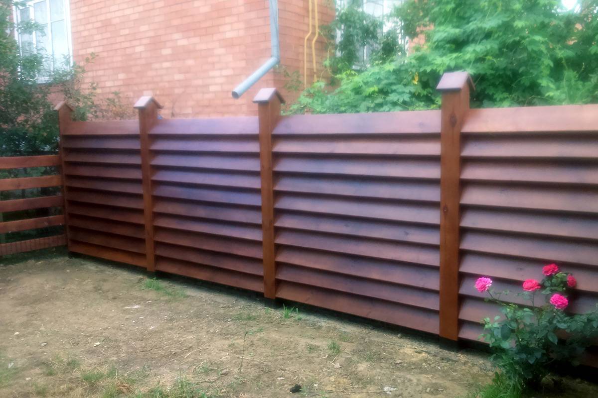 Забор жалюзи из дерева или металла своими руками