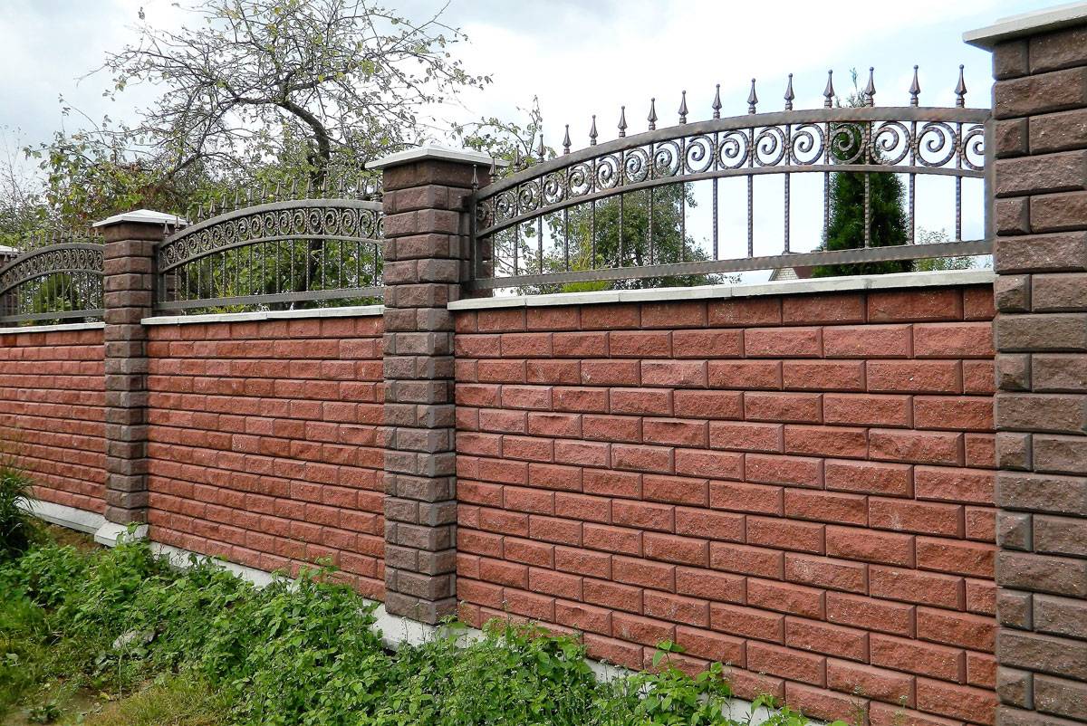 Забор из кирпича - пошаговая инструкция по строительству каменного забора своими руками (115 фото)