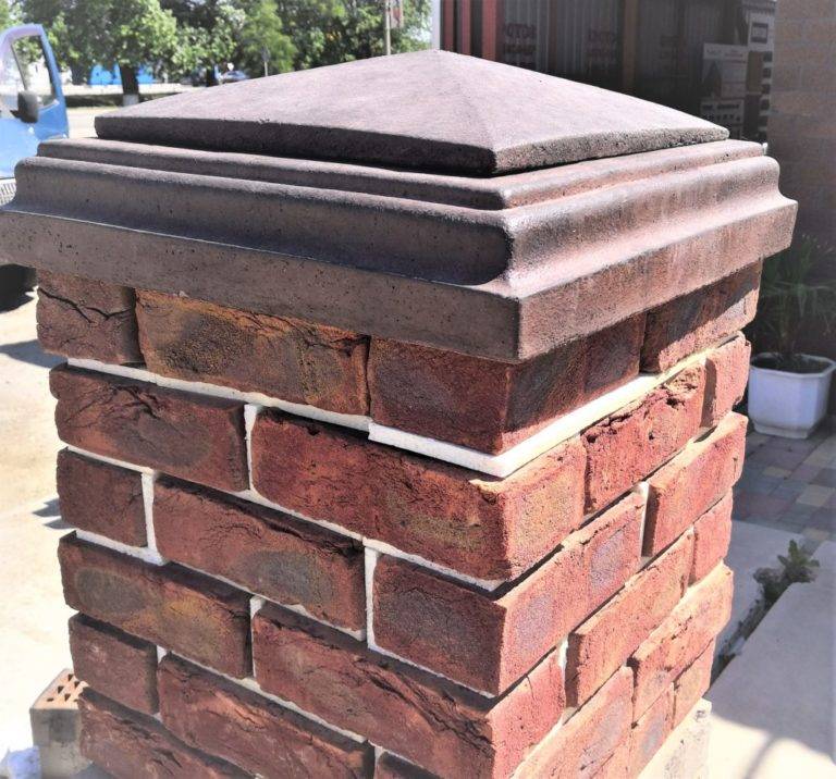 Колпаки на столбы для забора из кирпича или бетона – виды, формы, особенности самостоятельного изготовления и монтажа