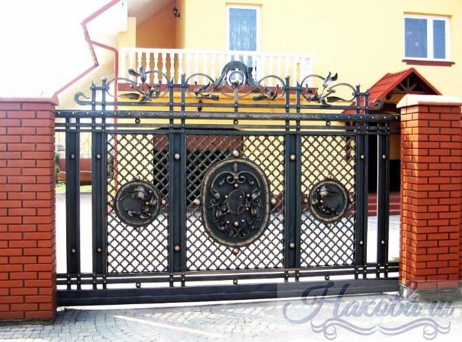 Кованые ворота: фото сочетаний эстетики ажура и прочности металла