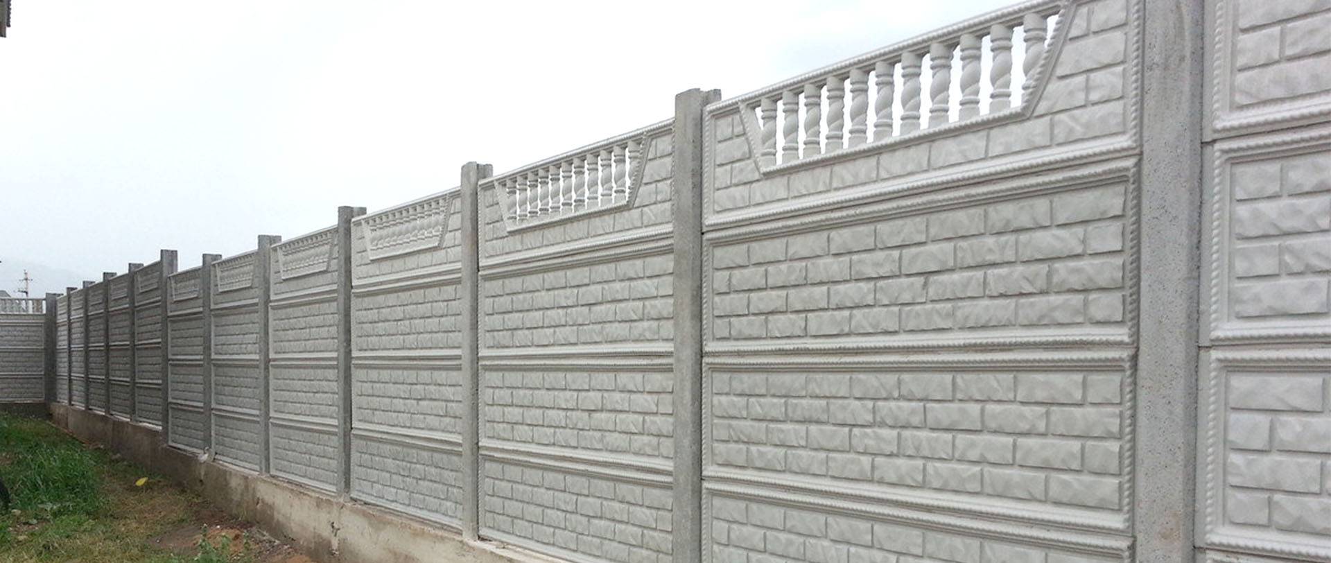 Как построить забор из бетонных панелей?