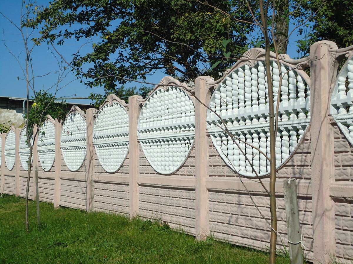 Забор из необрезной доски своими руками: фото — инструкция