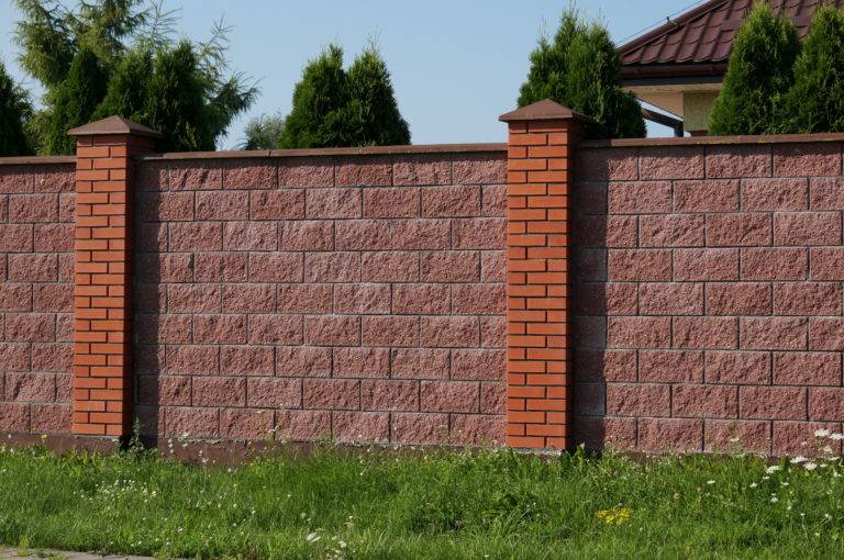 Кирпичный забор: виды и варианты постройки надежного забора и его применение в ландшафтном дизайне (125 фото)