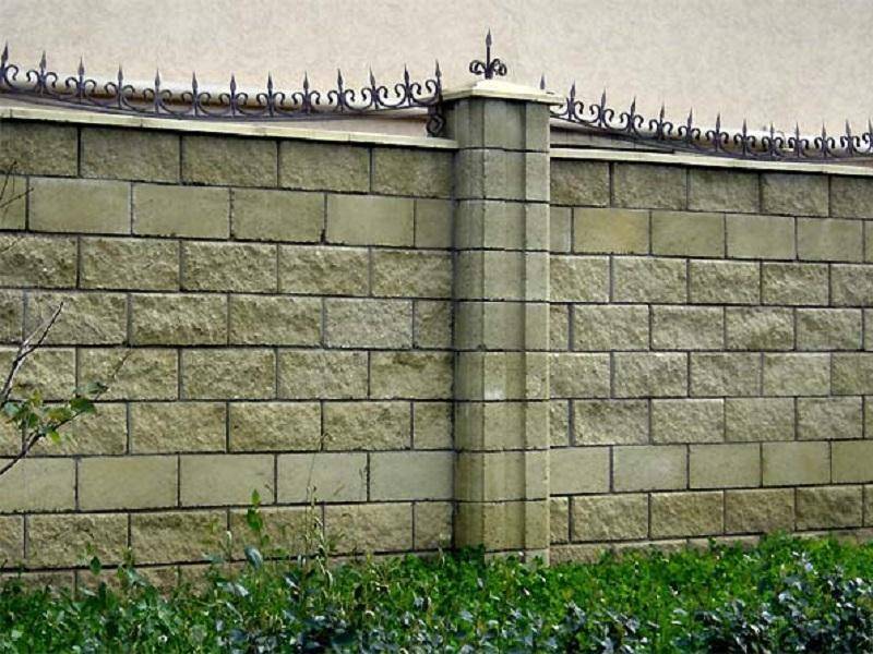 Забор из пеноблоков — особенности, правила постройки, полезные советы