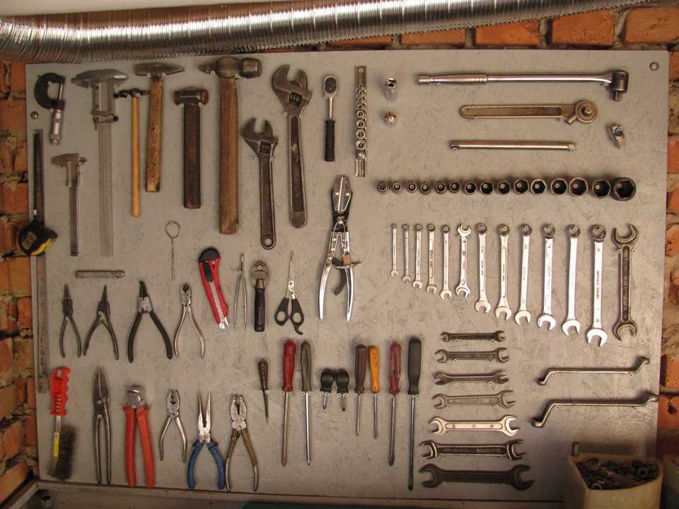Приспособления для хранения инструмента в гараже: стенд для ключей, стеллаж, щит  как разместить на стене: фото