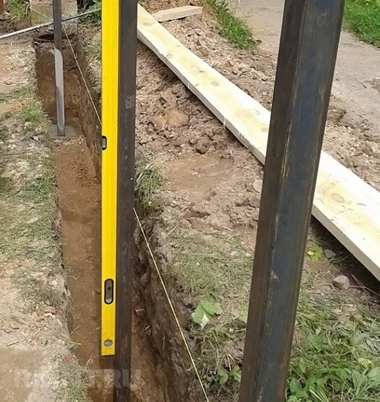 Как установить столбы для забора без бетонирования
